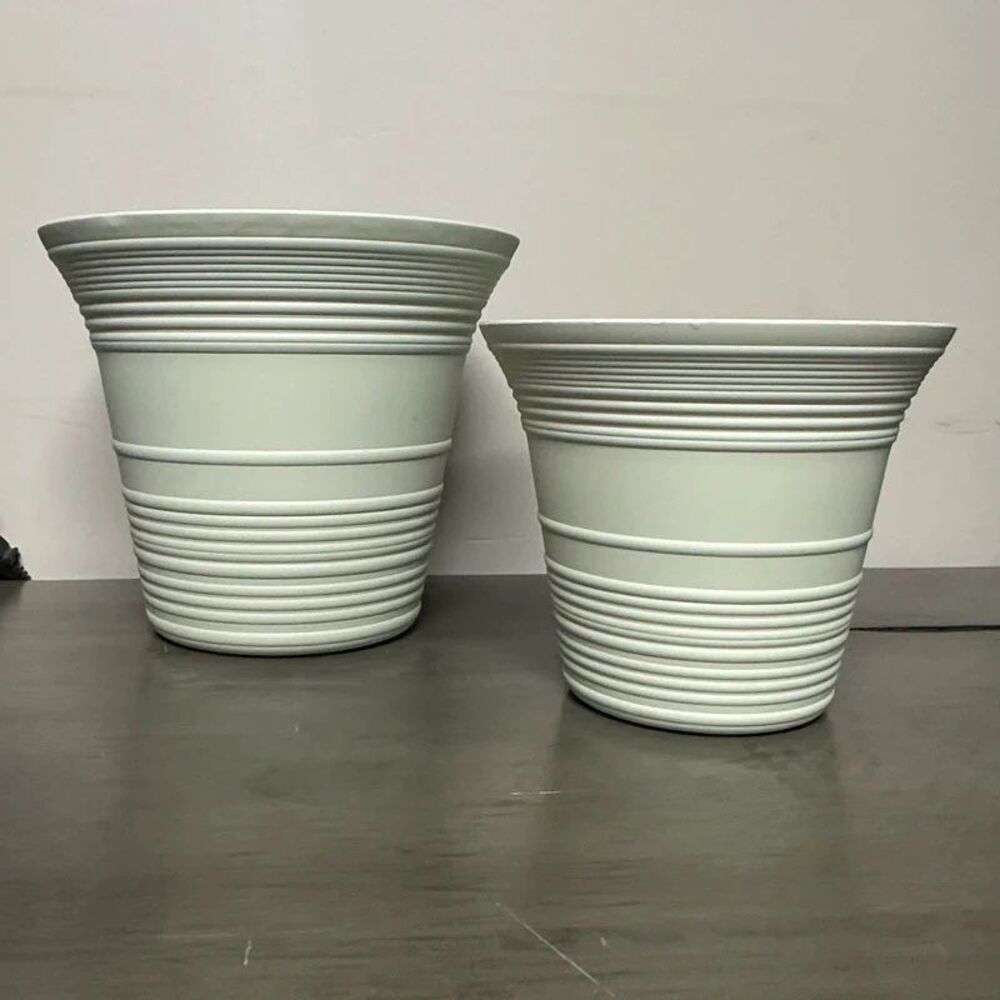 Self watering plant pots
